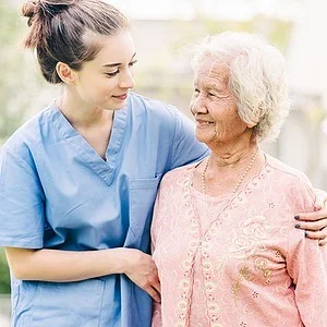 Cuidadora mulher cuidando de uma idosa latina.